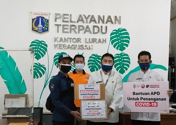 Rumah Sosial Kutub Bantu Sebar APD dan Isoman Kit di Kelurahan Kebagusan